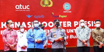 Tinjau Vaksinasi Booster, Kapolri Tekankan Buruh Sehat Hadapi Omicron