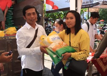 Polres Blitar Kota bersama Satgas Pangan dan Pemerintah Kota (Pemkot) Blitar menggelar operasi pasar murah beras pada hari Senin (26/2) di Pasar Legi