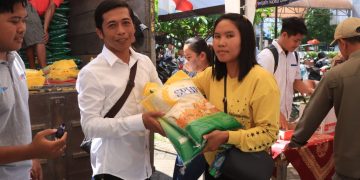 Polres Blitar Kota bersama Satgas Pangan dan Pemerintah Kota (Pemkot) Blitar menggelar operasi pasar murah beras pada hari Senin (26/2) di Pasar Legi