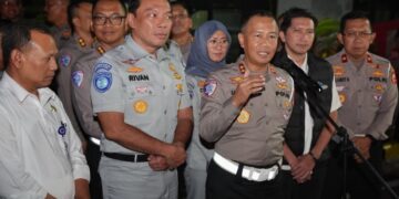 Kakorlantas Polri Irjen Pol Aan Suhanan bersama Dirut PT. Jasa Raharja dan Tim Survei kembali melanjutkan pengecekan di Pelabuhan PT ASDP Indonesia Ferry Cabang Ketapang, Banyuwangi, menjelang libur Natal dan Tahun Baru (Nataru) pada Jumat (29/11/2024)