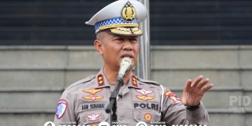 Kepala Korps Lalu Lintas (Kakorlantas) Polri Irjen Pol Aan Suhanan memimpin apel pagi di Lapangan Gedung NTMC Korlantas Polri, Cawang, Jakarta, Kamis (19/12/2024)