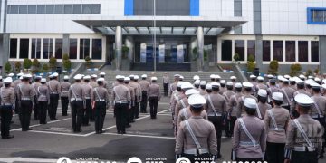 Kepala Korps Lalu Lintas (Kakorlantas) Polri Irjen Pol Aan Suhanan memimpin apel pagi di Lapangan Gedung NTMC Korlantas Polri, Cawang, Jakarta, Kamis (19/12/2024)