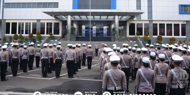 Kepala Korps Lalu Lintas (Kakorlantas) Polri Irjen Pol Aan Suhanan memimpin apel pagi di Lapangan Gedung NTMC Korlantas Polri, Cawang, Jakarta, Kamis (19/12/2024)