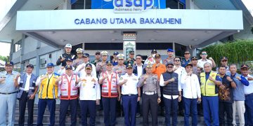 Wakil Menteri Perhubungan (Wamenhub) Suntana didampingi Kakorlantas Polri Irjen Pol Aan Suhanan meninjau Pelabuhan Bakauheni, Pelabuhan Bandar Bakau Jaya (BBJ) Muara Pilu, dan Pelabuhan Wika Beton, di Lampung, Jumat (13/12/2024).