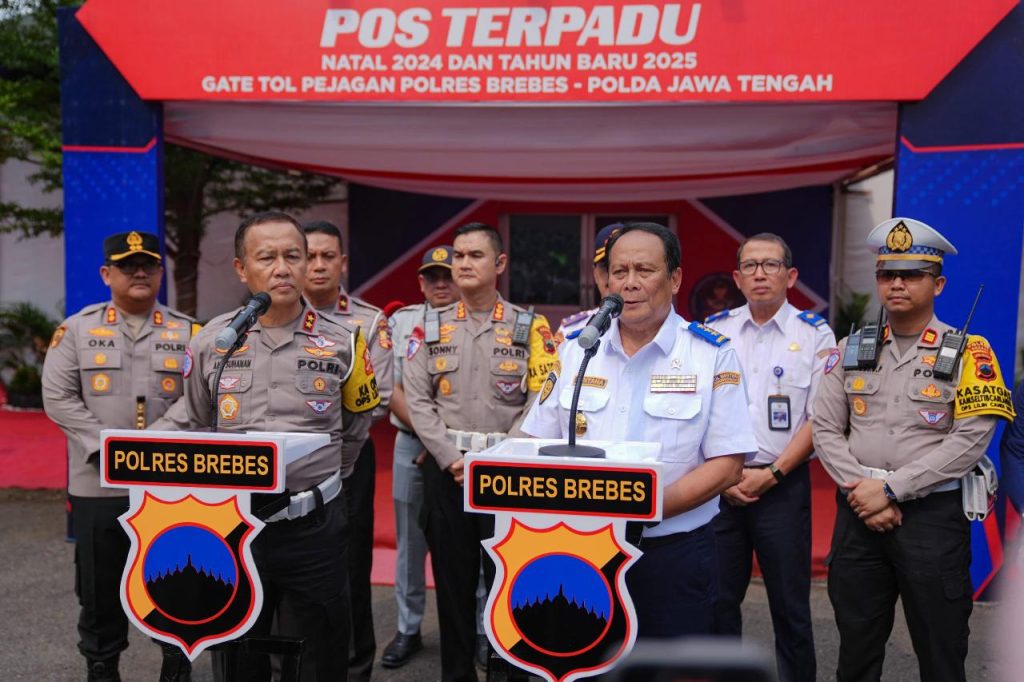 Wakil Menteri Perhubungan (Wamenhub) RI, Suntana, bersama Kepala Korps Lalu Lintas (Kakorlantas) Polri, Irjen Pol Aan Suhanan, melanjutkan peninjauan ke Pos Terpadu Gerbang Tol Pejagan, Polres Brebes, Jawa Tengah, pada Minggu (29/12/2024).