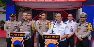 Wakil Menteri Perhubungan (Wamenhub) RI, Suntana, bersama Kepala Korps Lalu Lintas (Kakorlantas) Polri, Irjen Pol Aan Suhanan, melanjutkan peninjauan ke Pos Terpadu Gerbang Tol Pejagan, Polres Brebes, Jawa Tengah, pada Minggu (29/12/2024).