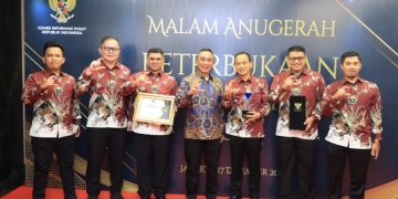 Polri dianugerahi sebagai badan publik dengan kualifikasi informatif. Penghargaan itu disematkan oleh Komisi Informasi Pusat (KIP) dalam Malam Anugerah Keterbukaan Informasi Publik Tahun 2024 yang digelar di Hotel Movenpick Hotel Jakarta City Centre, Selasa (17/12/2024)