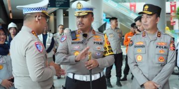 Kakorlantas) Polri Irjen Agus Suryonugroho mendampingi Kapolri Jenderal Listyo Sigit Prabowo dalam meninjau arus mudik melalui udara, mulai dari Pos Terpadu KM 57 Tol Cikampek hingga Pelabuhan Merak