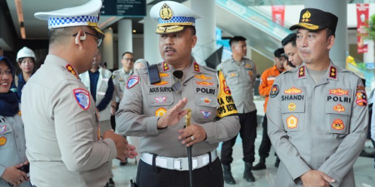 Kakorlantas) Polri Irjen Agus Suryonugroho mendampingi Kapolri Jenderal Listyo Sigit Prabowo dalam meninjau arus mudik melalui udara, mulai dari Pos Terpadu KM 57 Tol Cikampek hingga Pelabuhan Merak