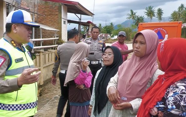 Bantuan Kemanusiaan Korlantas Polri Ringankan Beban Warga Terdampak Bencana di Sumbar