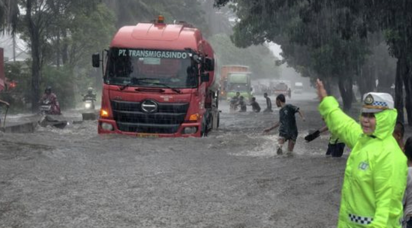 Banjir di Sejumlah Titik di Jakarta, Polantas Berjibaku Atur Lalin