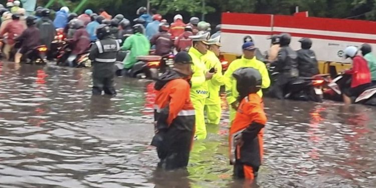 Banjir di Sejumlah Titik di Jakarta, Polantas Berjibaku Atur Lalin