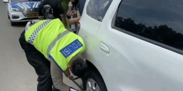 Aksi Polantas Bantu Pengemudi Pecah Ban di Tol Cipularang, Kakorlantas Apresiasi