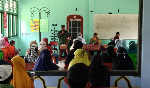 TNI-Polri sosialisasi vaksinasi ke orang tua siswa di Halmahera Utara, lawan Corona