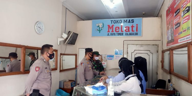 Antisipasi Gangguan Kamtibmas di Wilayah, Kapolsek Rajagaluh dan Danramil Lakukan Patroli Sinergitas Sambangi Pertokoan